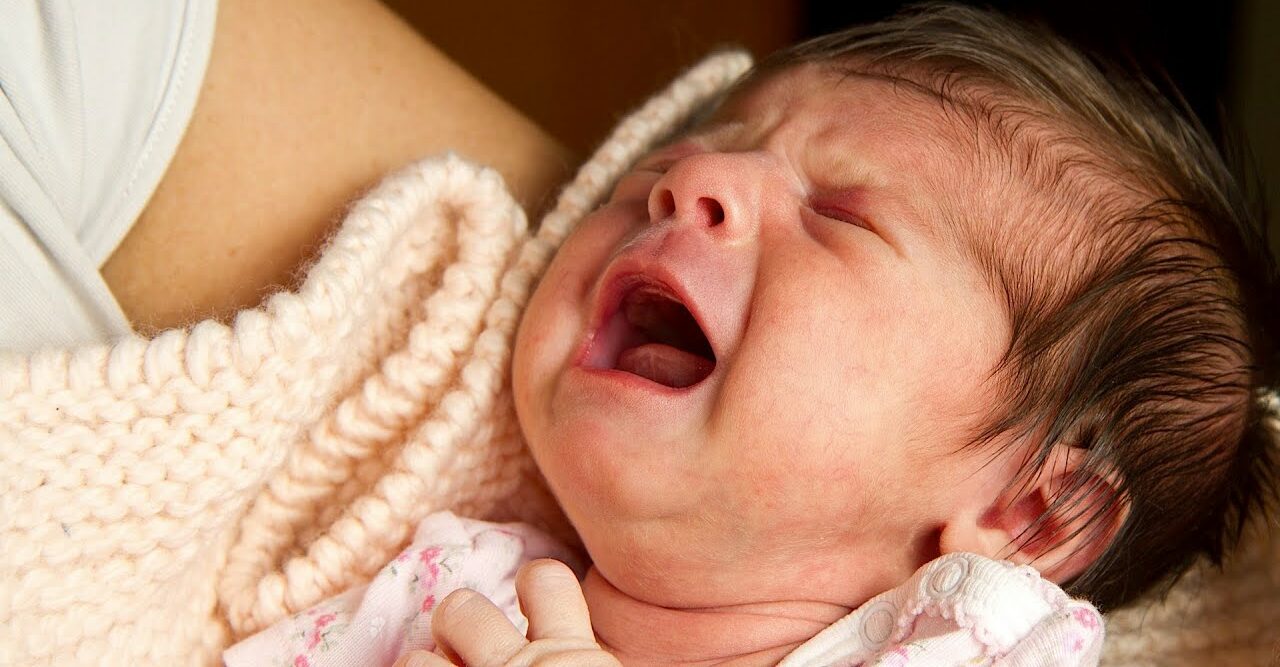 will baby cry if suffocating?